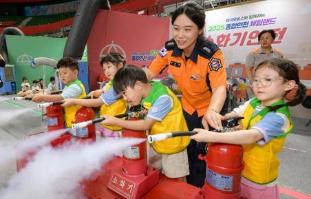 현대모비스는 최근 한국교육시설안전원, 한국도로교통공단, 한국어린이안전재단과 어린이 종합안전 캠페인 공동 운영을 위한 업무협약(MOU)을 체결했다. 지난달 열린 '종합안전 체험랜드'에 참여한 어린이들이 소화기 사용법과 심폐소생술(CPR) 교육을 받고 있는 모습. /현대모비스