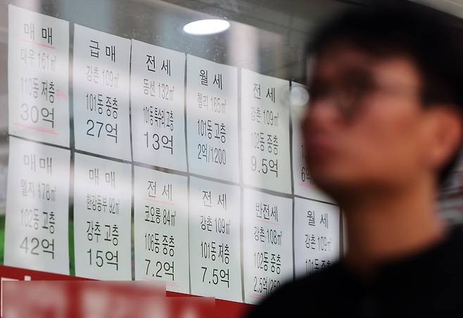 (서울=뉴스1) 오대일 기자 = 올해 수도권 전세 보증금이 큰 폭으로 상승한 가운데 22일 서울 용산구의 한 공인중개사사무소에 아파트 매매 및 전세 매물 시세가 게시돼 있다. 이날 부동산 중개업체 집토스가 국토교통부의 전월세 실거래가를 바탕으로 2023년 상반기와 2025년 상반기 수도권 아파트 7878개 단지를 비교·분석한 결과, 평균 전세가는 3억 9063만 원에서 4억 3278만 원으로 4215만 원 상승했다. 특히 서울 국민평형(전용 84㎡)의 경우 지난 2년간 전세 보증금이 6000만 원 넘게 올랐다. 2025.7.22/뉴스1