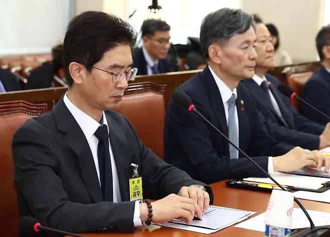 김봉식 서울경찰청장(왼쪽)이 지난해 12월 5일 오전 서울 여의도 국회에서 열린 비상계엄 관련 행정안전위원회 전체회의에 굳은 표정으로 출석해 있다. 오른쪽은 조지호 경찰청장. /뉴스1