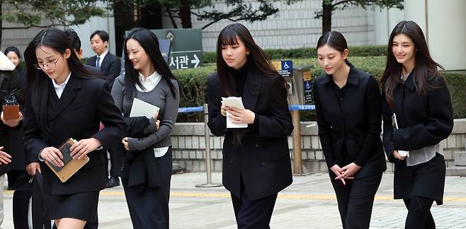 그룹 뉴진스(왼쪽부터 민지, 하니, 혜인, 해린, 다니엘)가 3월 7일 서울 서초구 서울중앙지방법원에서 어도어 측이 멤버들을 상대로 제기한 ‘기획사 지위보전 및 광고계약 체결 등 금지’ 가처분 첫 심문기일을 마친 후 법원을 나서고 있다. /뉴스1