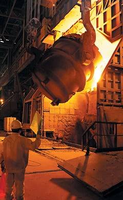 포스코의 중국 장자강(張家港) 스테인리스 공장 전기로에서 만든 쇳물을 정련로에 집어넣어 불순물을 제거하고 있다./포스코 제공