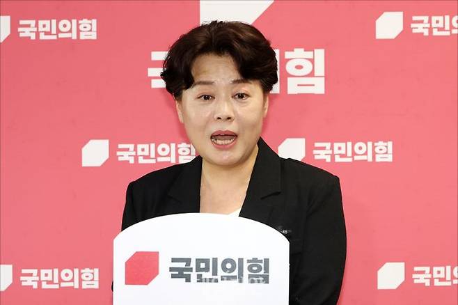 윤희숙 국민의힘 혁신위원장이 지난 9일 오후 국회에서 취재진의 질문에 답변하고 있다. ⓒ데일리안 홍금표 기자