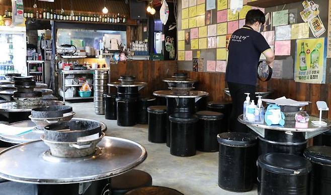 서울 마포구 홍익대학교 인근 한 식당에 종업원이 영업준비를 하고 있다.ⓒ뉴시스