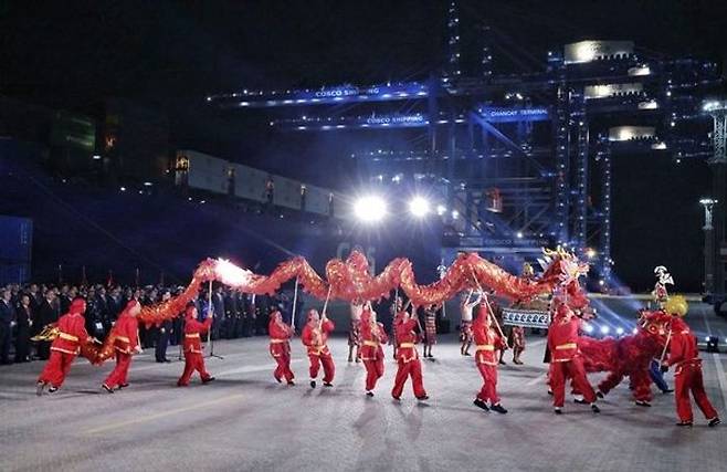 지난해 11월 남미 페루 태평양 연안 찬카이항 개항식에서 중국 공연 팀이 무대 위에서 붉은 용 모형을 들고 춤추고 있다. ⓒ 로이터/연합뉴스