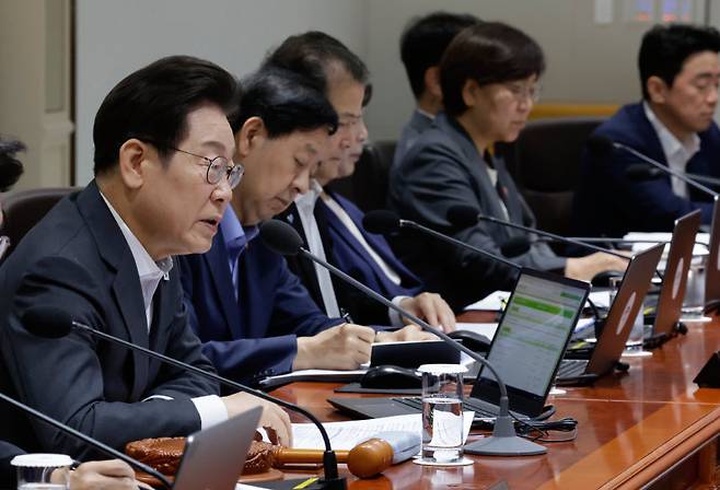 이재명 대통령(왼쪽)이 22일 서울 용산 대통령실 청사에서 열린 국무회의에서 발언하고 있다. 이 대통령은 “국민이 죽어 가는 엄혹한 현장에서 음주가무를 즐기거나 대책 없이 행동하는 정신 나간 공직자에 대해서는 아주 엄히 단속하기를 바란다”고 밝혔다. 집중호우 당시 야유회에 참석한 백경현 경기 구리시장과 휴가를 냈다 반려된 이진숙 방송통신위원장을 겨냥한 발언으로 풀이된다. 뉴시스