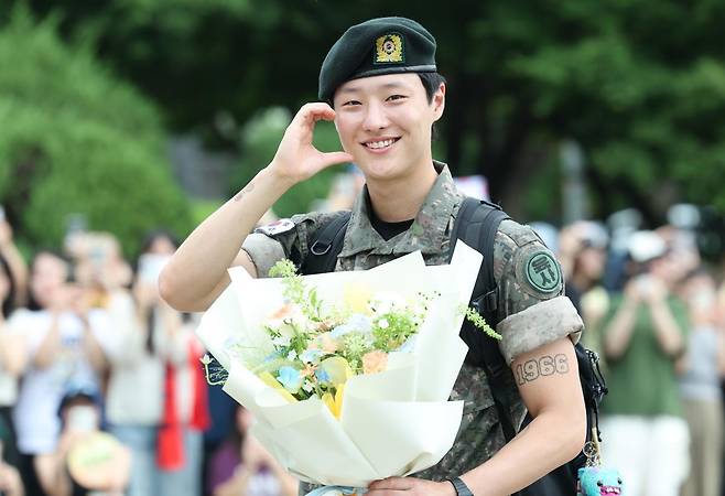 가수 우즈(WOODZ)가 21일 오전 서울 노원구 육군사관학교 앞에서 전역 인사를 하고 있다. 그가 2023년 발표한 자작곡 ‘Drowning’(드라우닝)은 지난해 말부터 음원 차트에서 역주행하며 올 상반기 최고 인기곡 중 하나였다. 뉴스1