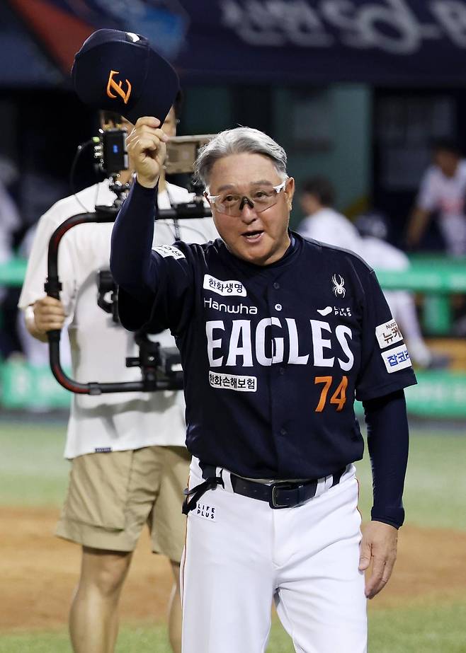 22일 승리 후 관중들에게 인사하는 김경문 한화 감독. 뉴시스