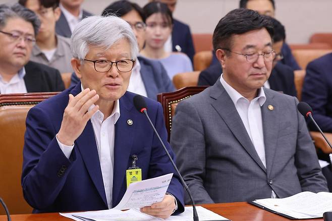 최동석 인사혁신처장이 22일 서울 여의도 국회에서 열린 법제사법위원회 제427회국회(임시회) 제4차 전체회의에 출석해 신동욱 국민의힘 의원 질의에 답하고 있다. 뉴스1