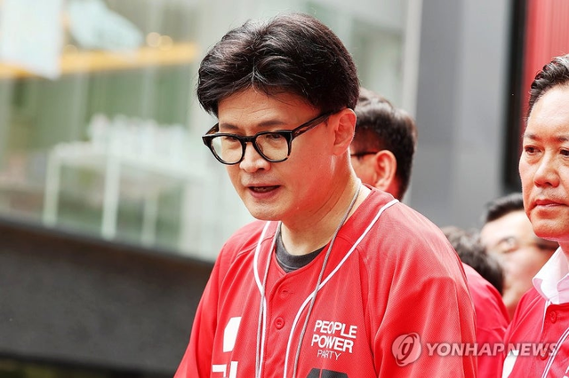 광주 유권자들 만나는 한동훈 전 대표. 연합뉴스