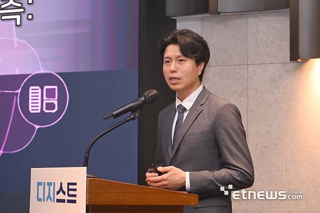 DGIST 퓨처 인사이트 포럼이 대구경북과학기술원(DGIST) 주최, 전자신문 후원으로 23일 서울 양재동 엘타워에서 열렸다. 최한경 휴먼디지털트윈 전략추진단장이 '생체-환경 상호작용의 완벽한 예측: DGIST 휴먼디지털트윈'에 대해 발표하고 있다. 박지호기자 jihopress@etnews.com