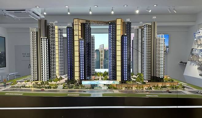 서울 강남구 일원동 ‘써밋 프라니티’ 홍보관에 설치된 단지 조감도. 스카이브릿지를 중심으로 한 독창적인 외관 설계와 상단 ‘SUMMIT’ 로고가 단지의 상징성을 부각시킨다. 대우건설 제공