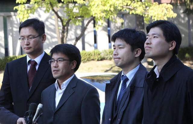 국방부의 불온서적 분류 및 부대 반입 금지 조처에 헌법소원을 냈던 군법무관들이 2010년 10월28일 서울 종로구 재동 헌법재판소 앞에서 이날 내려진 합헌 결정에 대해 기자회견을 하고 있다. 왼쪽에서 두 번째가 지영준 변호사다. 이종근 기자 root2@hani.co.kr