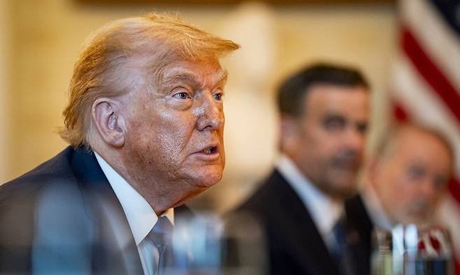 도널드 트럼프 미국 대통령이 7일(현지시각) 백악관 블루룸에서 베냐민 네타냐후 이스라엘 총리와 만찬을 하고 있다. UPI 연합뉴스