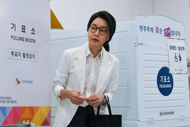 윤석열 전 대통령의 부인인 김건희 여사가 제21대 대통령선거일인 3일 오전 서울 서초구 원명초등학교에 마련된 서초4동 제3투표소에서 투표를 하고 있다. 뉴시스