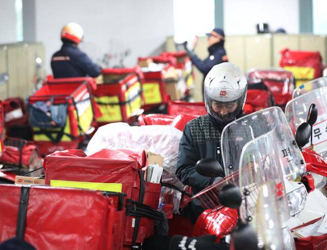 경기 수원시 권선구 서수원우체국에서 집배원들이 운행을 준비하고 있다. 뉴스1