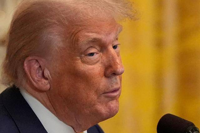 도널드 트럼프 미국 대통령이 22일 워싱턴 백악관 이스트룸에서 공화당 의원들의 모임에 참석해 발언하고 있다. 워싱턴=AP 연합뉴스