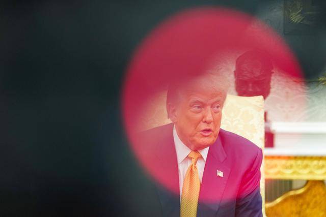 도널드 트럼프 미국 대통령이 22일 워싱턴 백악관 집무실에서 페르디난드 마르코스 주니어 필리핀 대통령을 만나 이야기하고 있다. 워싱턴=로이터 연합뉴스