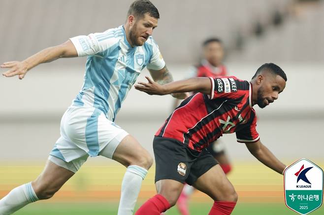 안데르손(오른쪽)과 트로야크의 경합 장면. 사진=프로축구연맹