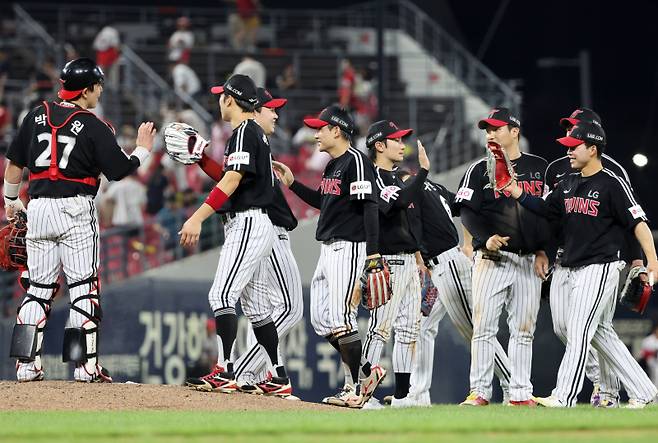<yonhap photo-4909="">(광주=연합뉴스) 조남수 기자 = 23일 광주기아챔피언스필드에서 열린 프로야구 LG 트윈스와 KIA 타이거즈의 경기. LG 선수들이 연장 접전 끝에 6-5 승리를 거두고 하이파이브하고 있다. 2025.7.23 iso64@yna.co.kr/2025-07-23 22:13:05/ <저작권자 ⓒ 1980-2025 ㈜연합뉴스. 무단 전재 재배포 금지, AI 학습 및 활용 금지></yonhap>