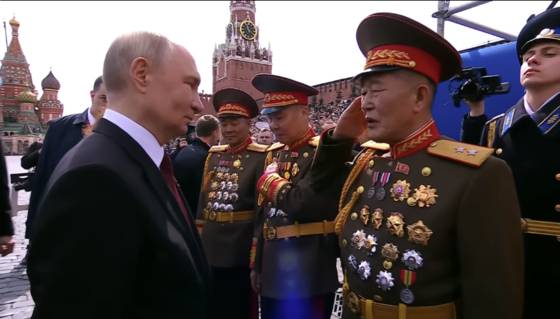 올해 5월 9일 러시아 모스크바의 붉은 광장에서 블라디미르 푸틴 러시아 대통령에게 경례하는 북한군 장성. 정부는 이 인물을 차용범 국방성 제1부상 겸 종합국장으로 추정하고 있다. 러시아 디플로맷 튜브(Diplomatrutube) 캡처