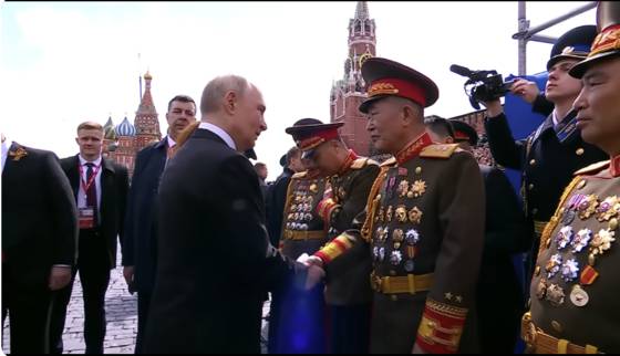 차용범 중장으로 추정되는 인물이 올해 5월 9일 러시아 모스크바의 붉은 광장에서 블라디미르 푸틴 러시아 대통령과 악수하고 있다. 러시아 Diplomatrutube 캡처