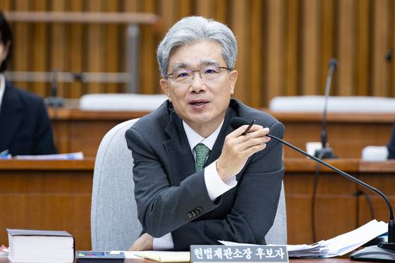 김상환 헌법재판소장 후보자가 21일 서울 여의도 국회 헌법재판소 재판관후보자를 겸하는 헌재소장 임명동의에 관한 인사청문특별위원회에서 열린 인사청문회에서 의원 질의에 답하고 있다.뉴스1
