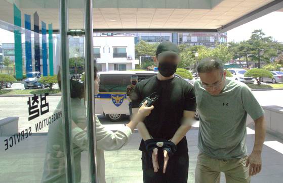 23일 오후 '안동 시험지 유출 사건'의 피의자인 행정실장 C씨가 대구지방검찰청 안동지청에 송치되고 있다. 뉴스1