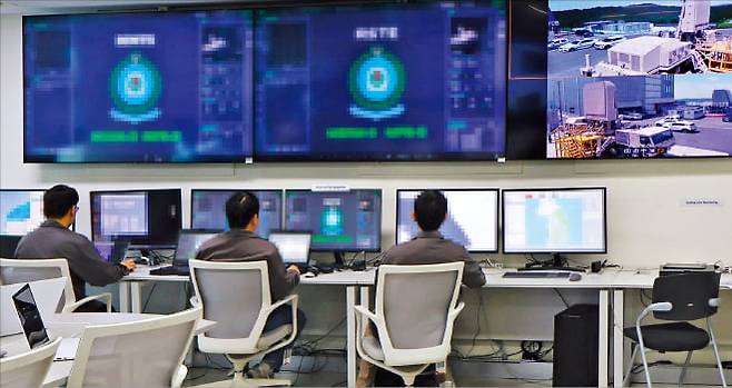 지난 21일 경기 용인 한화시스템 용인종합연구소 레이다시험통제소에서 직원들이 레이더 테스트를 하고 있다. 한화시스템 제공