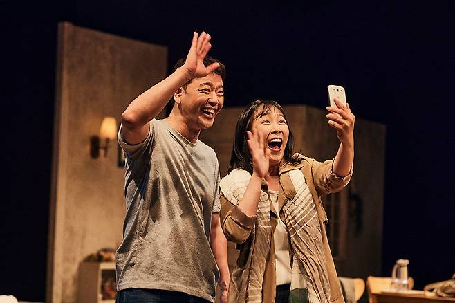 태블릿PC로 조이와 영상통화하는 제이크(배수빈)와 트와일라(김지혜)./사진=연극열전