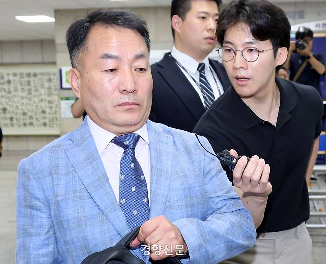 국회 증언·감정 등에 관한 법률 위반 등 혐의를 받는 김계환 전 해병대사령관이 구속 전 피의자 심문(영장실질심사)을 위해 22일 서울 서초구 서울중앙지방법원으로 향하고 있다. 성동훈 기자