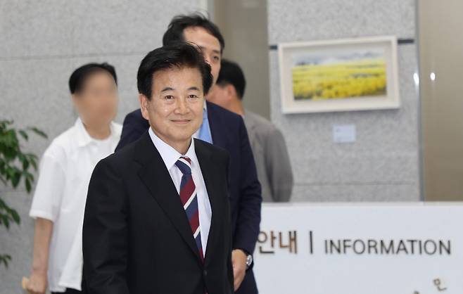 정동영 통일부 장관 후보자가 23일 전주지법에서 열린 공직선거법 위반 항소심 재판에 참석하기 위해 변호인단과 함께 법정으로 향하고 있다. 연합뉴스.