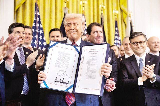 도널드 트럼프 미국 대통령이 18일(현지시간) 워싱턴DC 백악관에서 암호화폐 관련 행정명령에 서명한 뒤 문건을 들어 보이고 있다. EPA연합뉴스