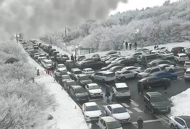 제주 한라산 1100고지 휴게소 주차장과 인근 도로에 설경을 즐기려는 차량이 몰린 모습. 연합뉴스