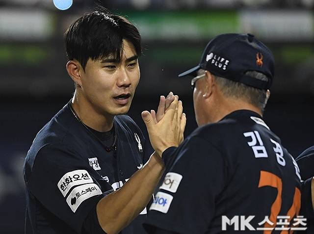 심우준과 김경문 감독. 사진(잠실 서울)=천정환 기자