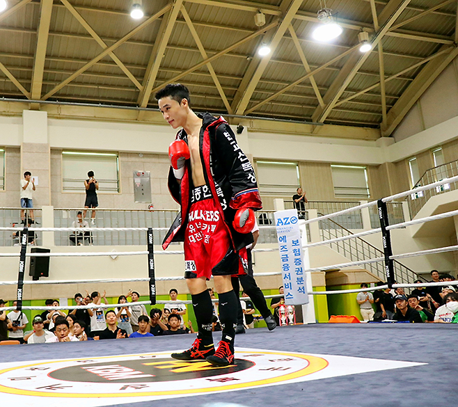 KBM 라이트급 챔피언 김종헌이 2025년 7월 서울특별시 용산구 이태원초등학교 특설링 한우리복지회회장배 프로복싱대회 메인이벤트로 열린 타이틀 1차 방어전 선수 소개를 받고 있다. 사진=한국복싱커미션