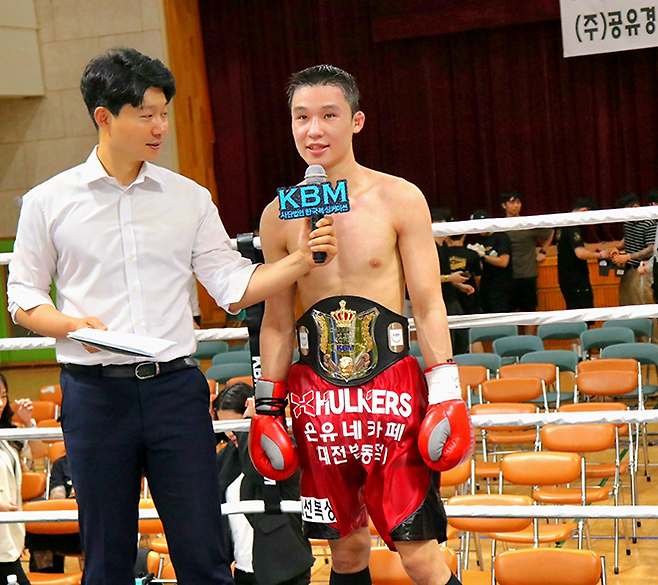 KBM 라이트급 챔피언 김종헌이 2025년 7월 서울특별시 용산구 이태원초등학교 특설링 한우리복지회회장배 프로복싱대회에서 타이틀 1차 방어 성공 소감을 말하고 있다. 사진=한국복싱커미션