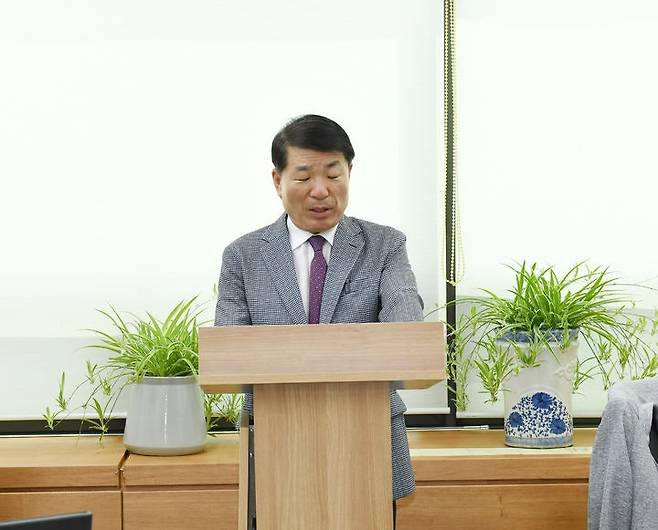 백경현 경기 구리시장이 22일 시청 기자실을 찾아 비상근무 중 강원도 홍천에서 진행된 지역단체 야유회에 참석한 것에 대해 사과 성명서를 발표하고 있다. /사진=구리시