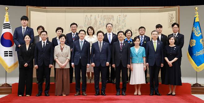 이재명 대통령이 23일 새정부 초대 국무위원들에게 임명장을 수여하며 잘부탁드린다고 전했다. 이재명 대통령이 23일 서울 용산그 대통령실 청사에서 열린 임명장 및 위촉장 수여식에서 참석자들과 기념촬영을 하고 있다. /사진=뉴시스(대통령실통신사진기자단)