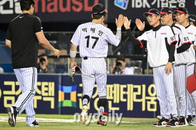 LG 염경엽 감독과 박해민이 8-6으로 승리한 뒤 기뻐하고 있다./마이데일리