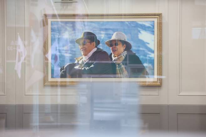 김건희 특검, 통일교 서울 본부 압수수색 실시 (서울=연합뉴스) 김도훈 기자 = 18일 김건희 여사 관련 의혹을 수사하는 민중기 특별검사팀이 압수수색을 실시한 서울 용산구 통일교 서울본부 로비에 한학자 통일교 총재(오른쪽)와 고 문선명 통일교 총재 사진이 걸려 있다. 이날 특검팀은 '건진법사 청탁 의혹'과 관련해 가평에 위치한 통일교 본부와 서울 용산구에 있는 서울 본부에 대한 압수수색을 실시했다. 2025.7.18 superdoo82@yna.co.kr (끝) <저작권자(c) 연합뉴스, 무단 전재-재배포, AI 학습 및 활용 금지> 연합뉴스