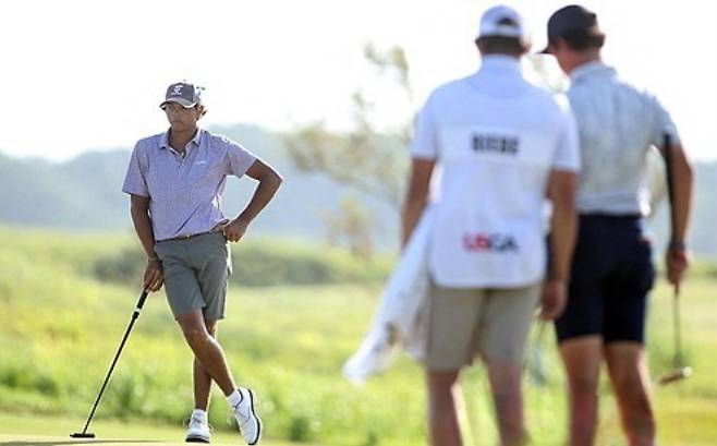 퍼팅 순서를 기다리는 찰리 우즈. 연합뉴스