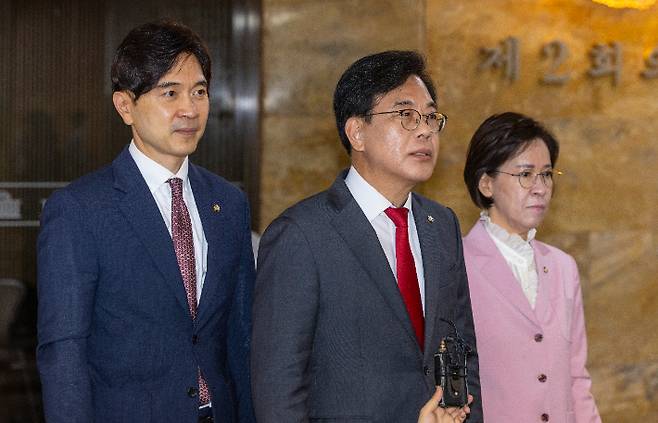 국민의힘 송언석 비상대책위원장 겸 원내대표가 23일 국회에서 강선우 여성가족부 장관 후보자 사퇴 소식이 알려진 뒤 취재진과 관련 인터뷰를 하고 있다. 연합뉴스