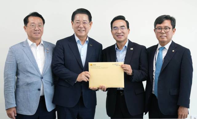 ▲23일 국정기획위를 방문한 김영록 전남도지사(오른쪽)가 박홍근 국정기획분과장을 만나 지역 현안 건의 후 기념촬영을 하고 있다.2025.07.23ⓒ전남도 제공