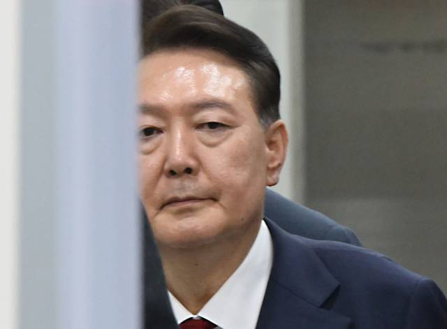 ▲12.3 비상계엄 사태 관련 내란 혐의를 받는 윤석열 전 대통령이 9일 서울 서초구 서울중앙지방법원에서 구속 전 피의자 심문(영장실질심사)을 마치고 법원을 나서고 있다. ⓒ연합뉴스