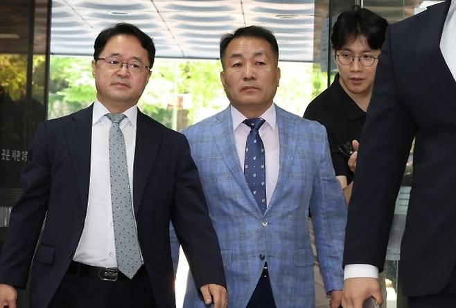 채 해병 사건 수사외압 의혹을 받는 김계환(왼쪽 두 번째) 전 해병대 사령관이 22일 오전 서울중앙지법에서 열린 영장실질심사에 출석하고 있다. 법원은 이날 김 전 사령관에 대한 구속영장을 기각했다.뉴스1