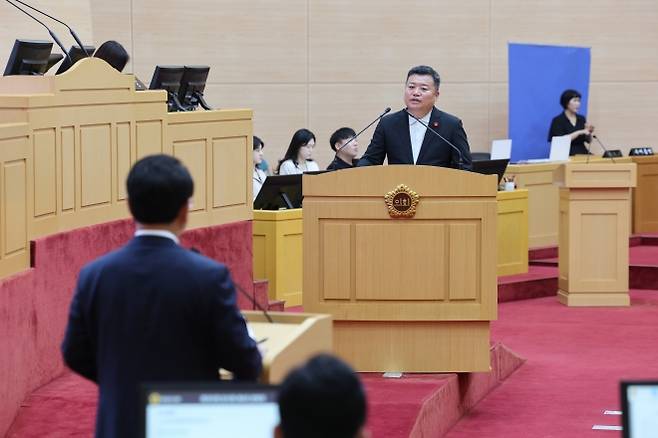 정영균(더불어민주당, 순천1) 전남도의원이 제392회 임시회 제4차 본회의에서 김영록 전남지사를 상대로 도정질문을 하고 있다.