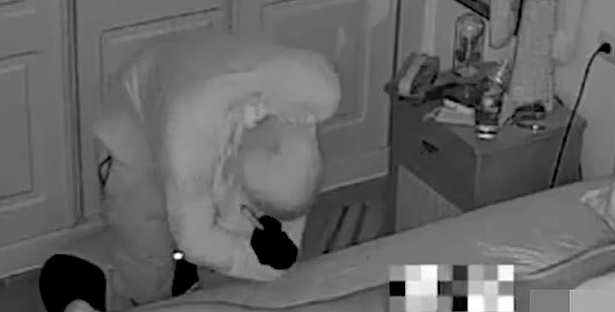 지난달 2일 스페인 안달루시아의 코스타 델 솔 중심부에 있는 마르베야의 한 주택에 침입한 도둑(왼쪽)이 잠든 여성 집주인(오른쪽 화살표)을 내려다보고 있다. CCTV 영상 캡처