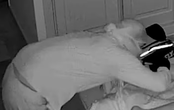 지난달 2일 스페인 안달루시아의 코스타 델 솔 중심부에 있는 마르베야의 한 주택에 침입한 도둑(왼쪽)이 잠든 여성 집주인(오른쪽 화살표)을 내려다보고 있다. CCTV 영상 캡처