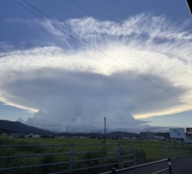 21일 일본 시코쿠 지방에서 발견된 모루구름. TBS방송 캡처