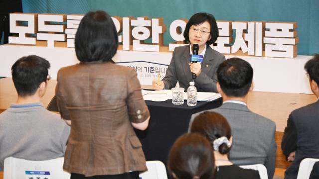 오유경 식품의약품안전처장이 22일 서울 중구 명동 커뮤니티하우스 마실에서 열린 '식의약 정책이음 열린마당(의료제품편)'에서 참석자들과 의견을 나누고 있다. 오승현 기자